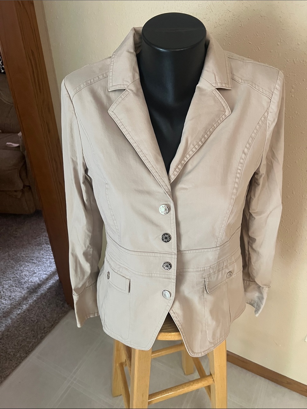 White House Black Market Beige Tailored Button-Front Blazer